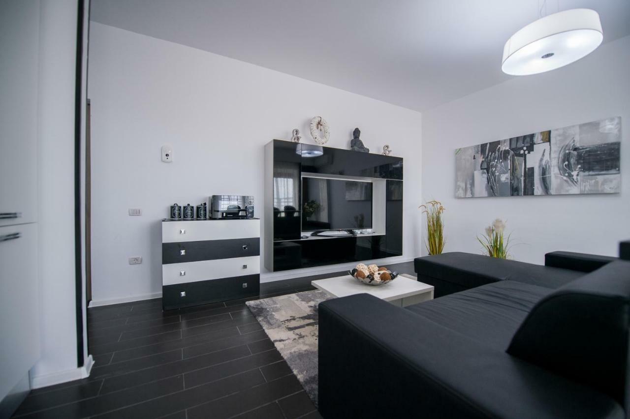 Apartel Black & White Năvodari Екстериор снимка