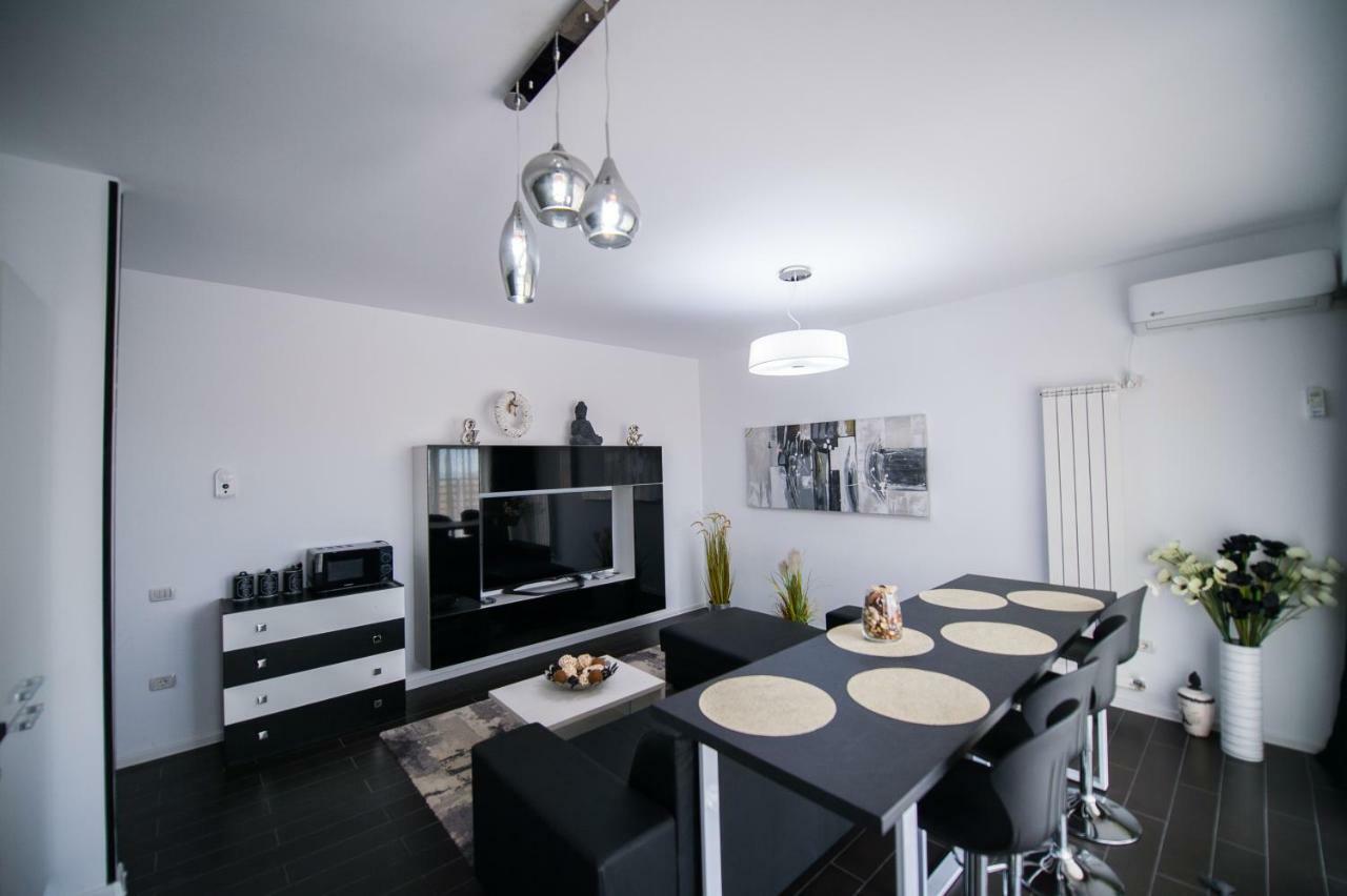 Apartel Black & White Năvodari Екстериор снимка